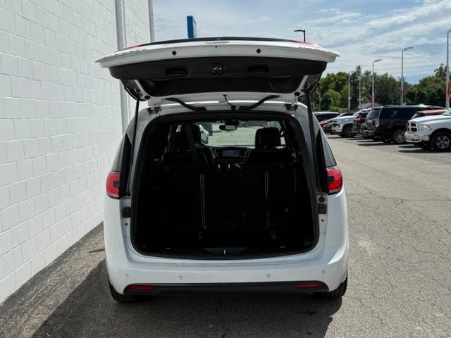 Used 2025 Chrysler Pacifica Limited FWD image 11