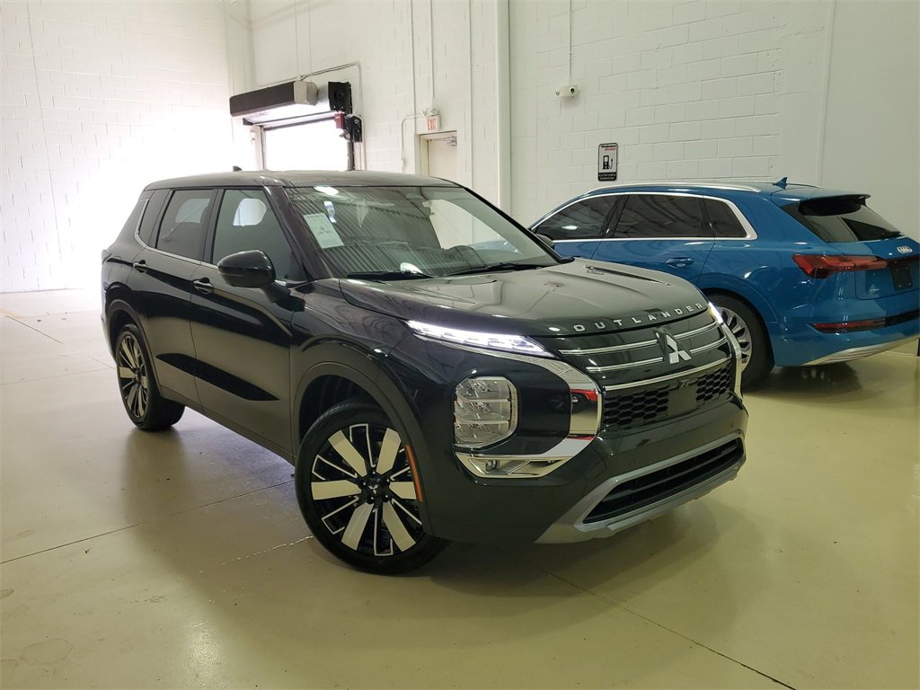 New 2025 Mitsubishi Outlander SE image 32