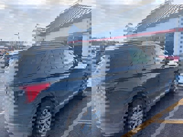 Used 2023 Ford Explorer XLT w/ Equipment Group 202A image 4