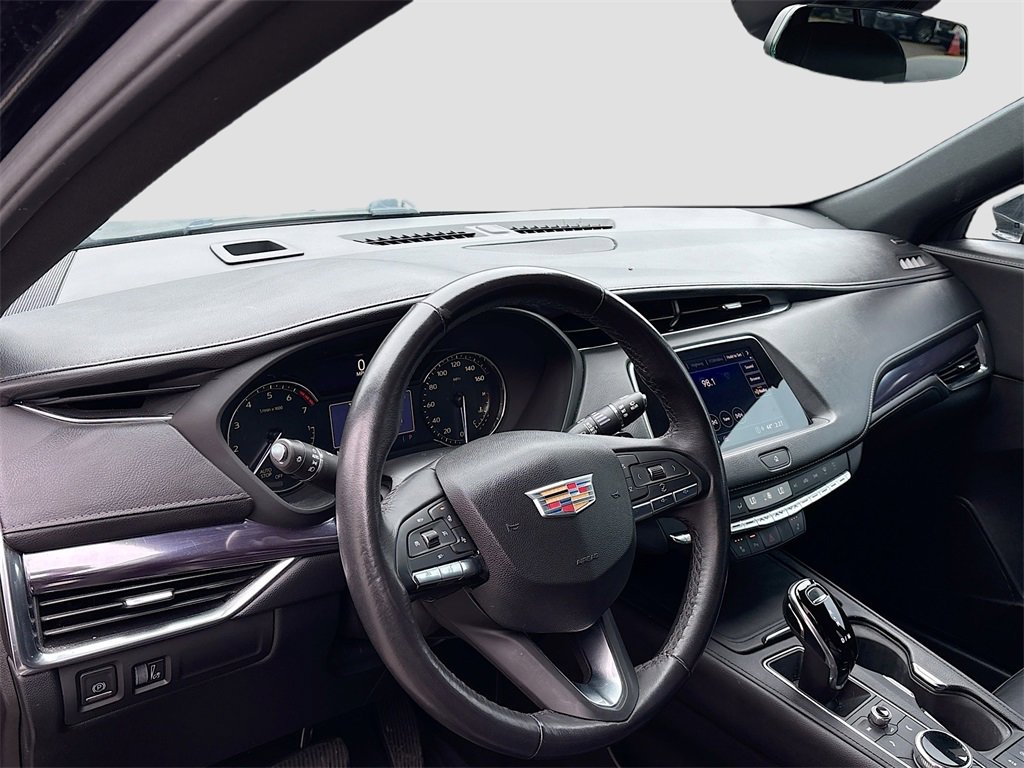 Used 2022 Cadillac XT4 Luxury w/ Cold Weather Package image 9