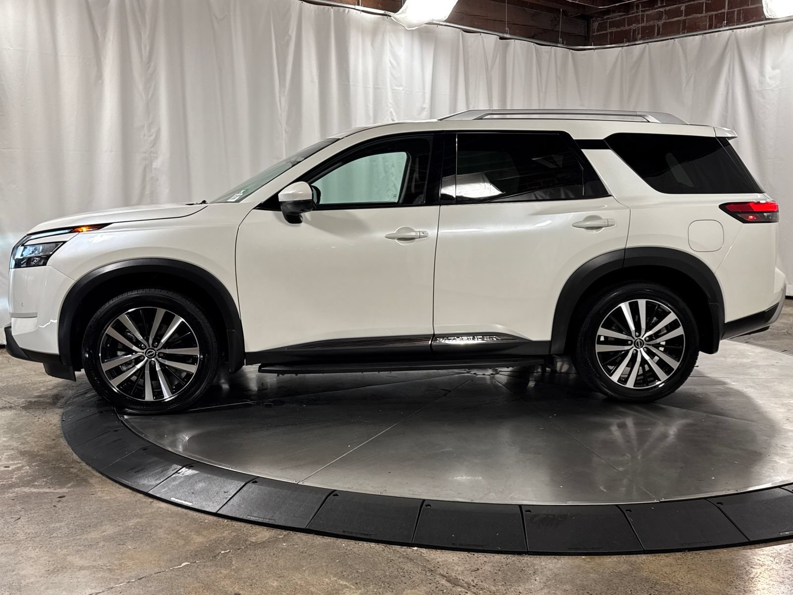 Used 2024 Nissan Pathfinder Platinum w/ Lighting Package (N93) AWD/4WD image 8