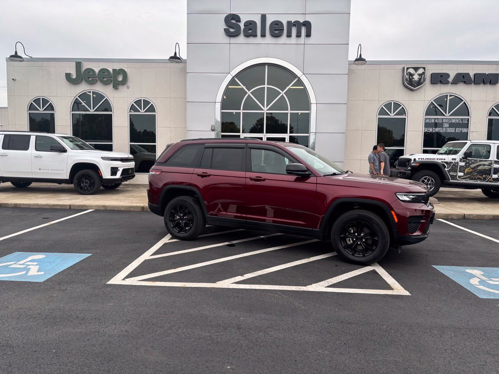 Used 2025 Jeep Grand Cherokee Altitude AWD/4WD image 1