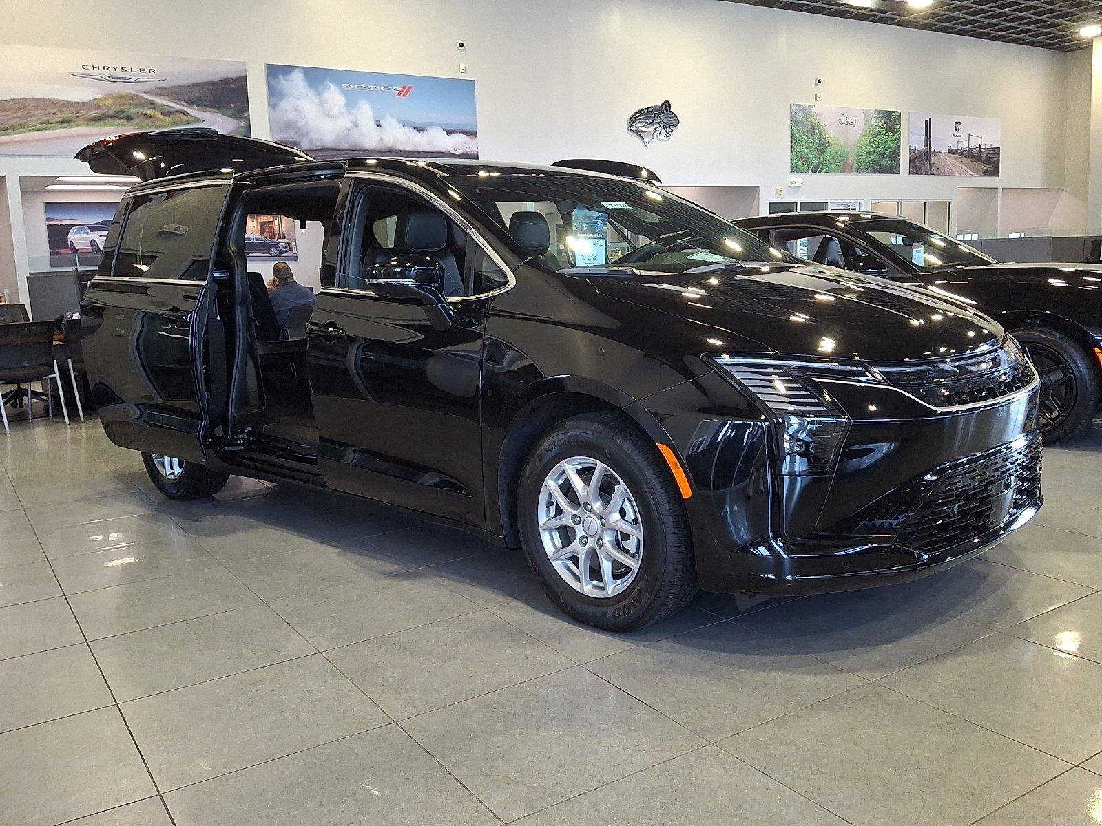 New 2027 Chrysler Pacifica Select FWD image 4