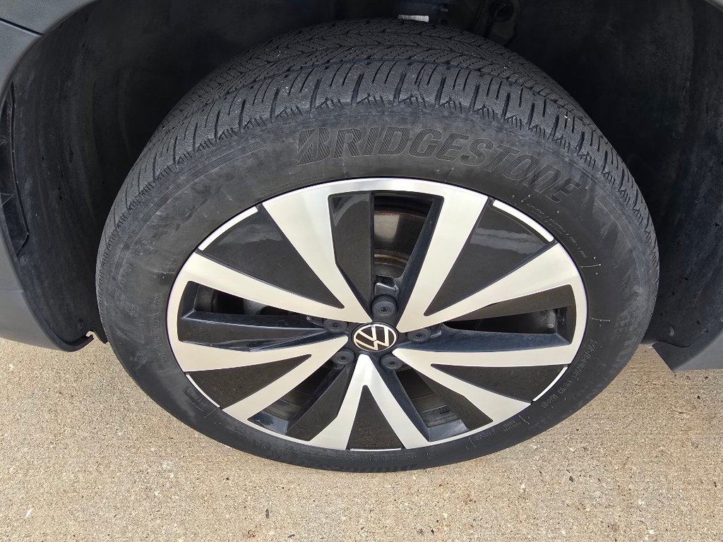 Used 2023 Volkswagen Taos SE w/ Panoramic Sunroof Package FWD image 10