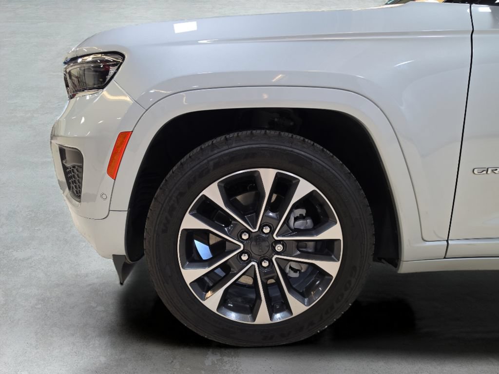 Used 2024 Jeep Grand Cherokee L Overland w/ Advanced Protech Group III AWD/4WD image 25