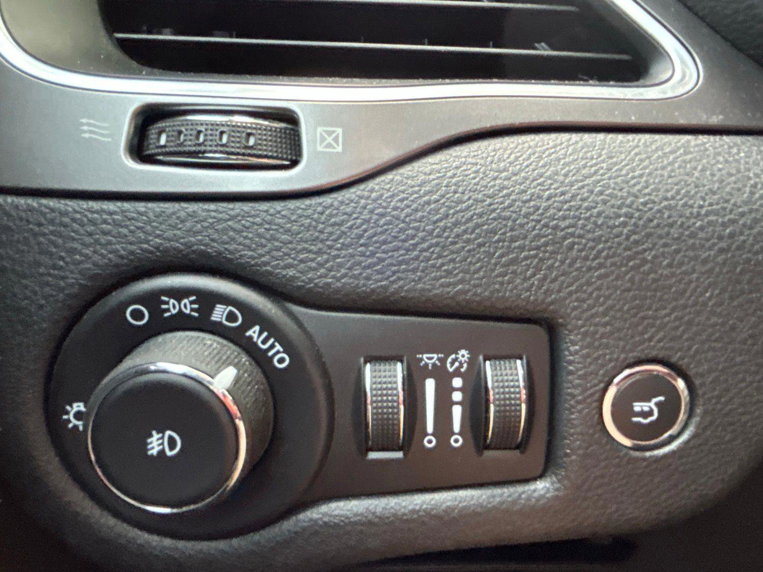 Certified 2021 Jeep Cherokee Latitude Lux w/ Comfort/Convenience Group FWD image 24
