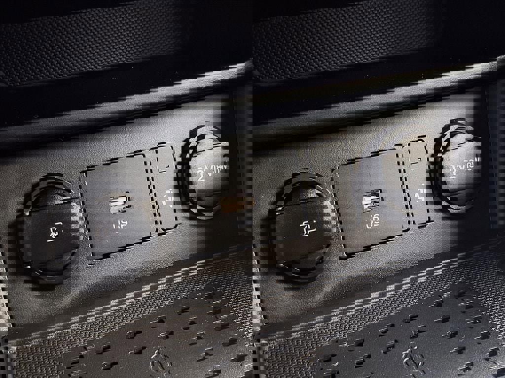 Used 2022 Hyundai Kona Limited w/ Winter Weather Package image 29