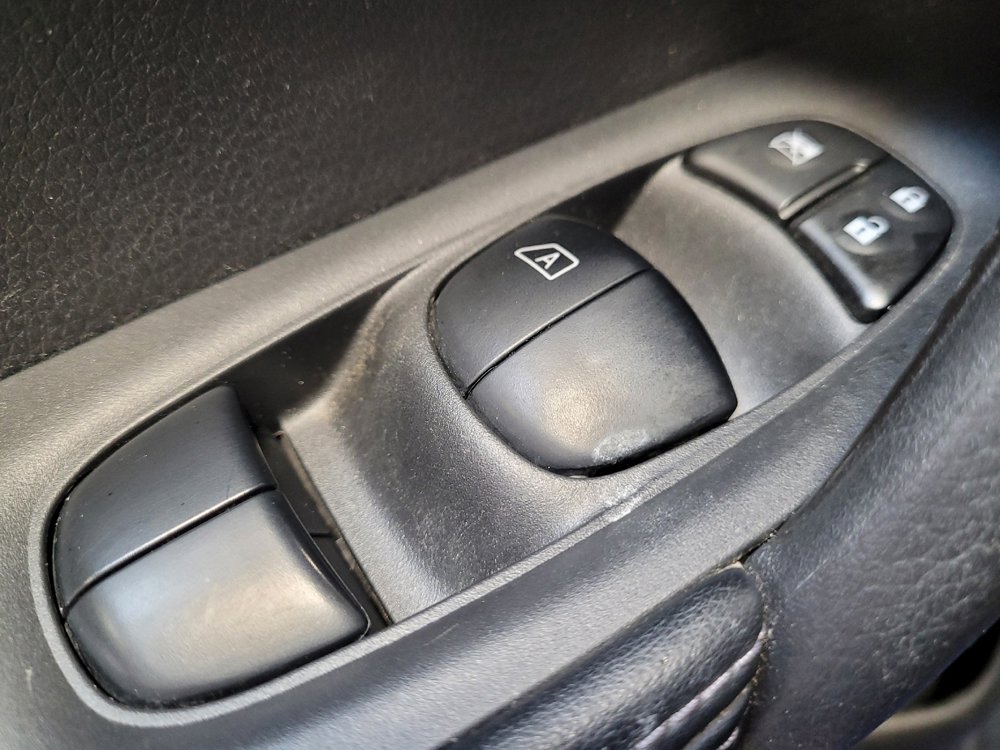 Used 2019 Nissan Rogue SV image 27