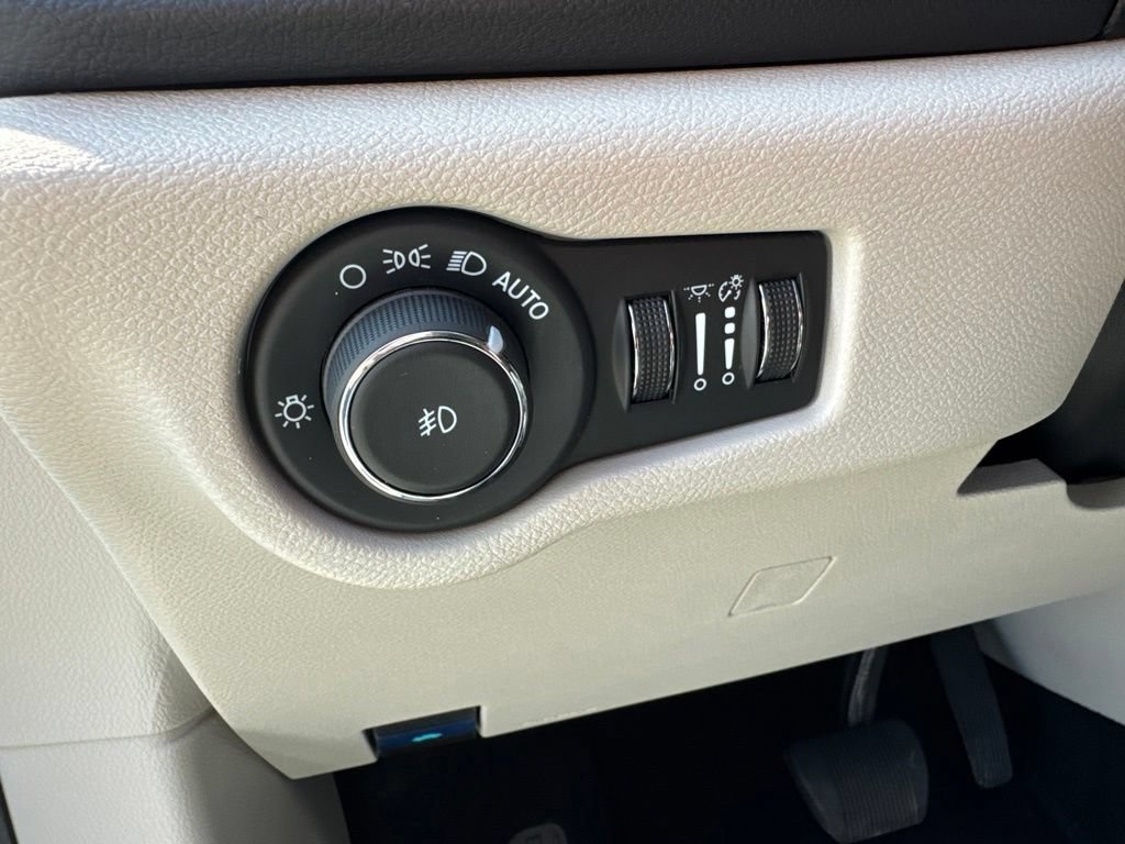Used 2024 Chrysler Pacifica Touring-L FWD image 24