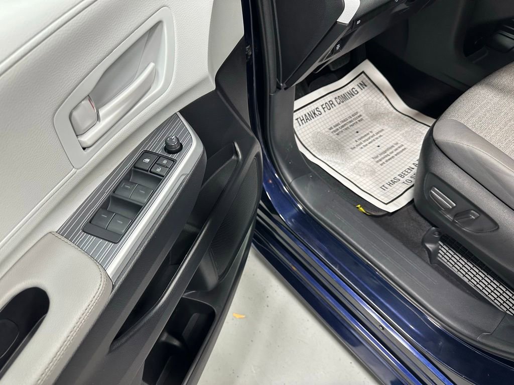 Used 2025 Toyota Sienna LE FWD image 9