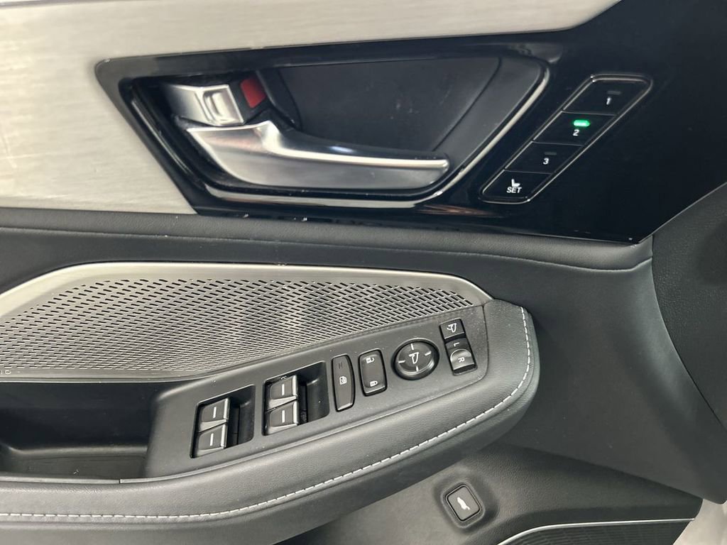 Used 2024 Acura MDX SH-AWD w/ Technology Package image 11