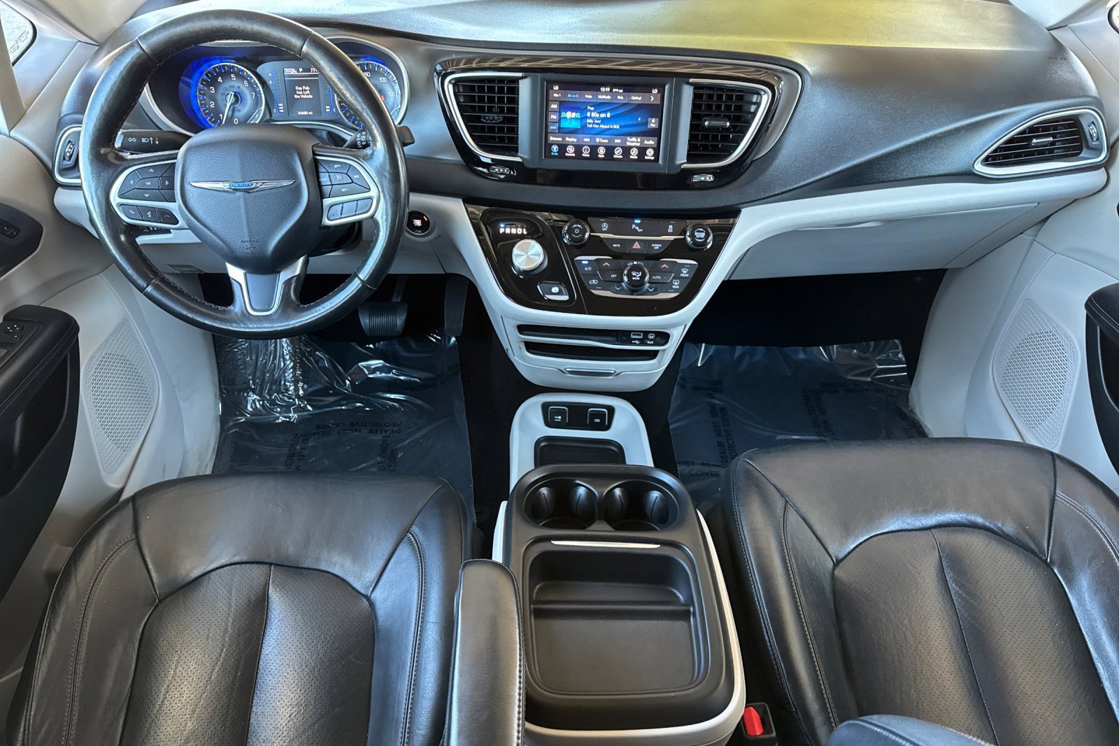 Used 2020 Chrysler Pacifica Touring-L w/ Tire & Wheel Group image 12