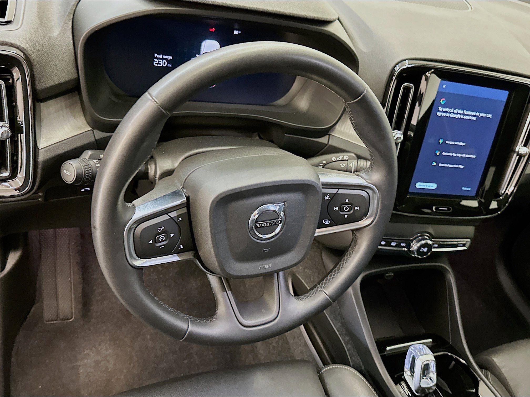 Used 2025 Volvo XC40 B5 Plus image 18