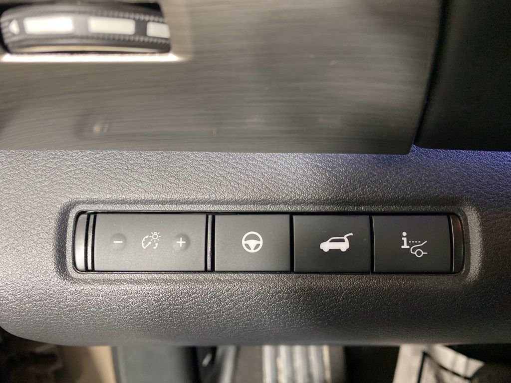 Used 2023 Nissan Pathfinder Platinum image 16