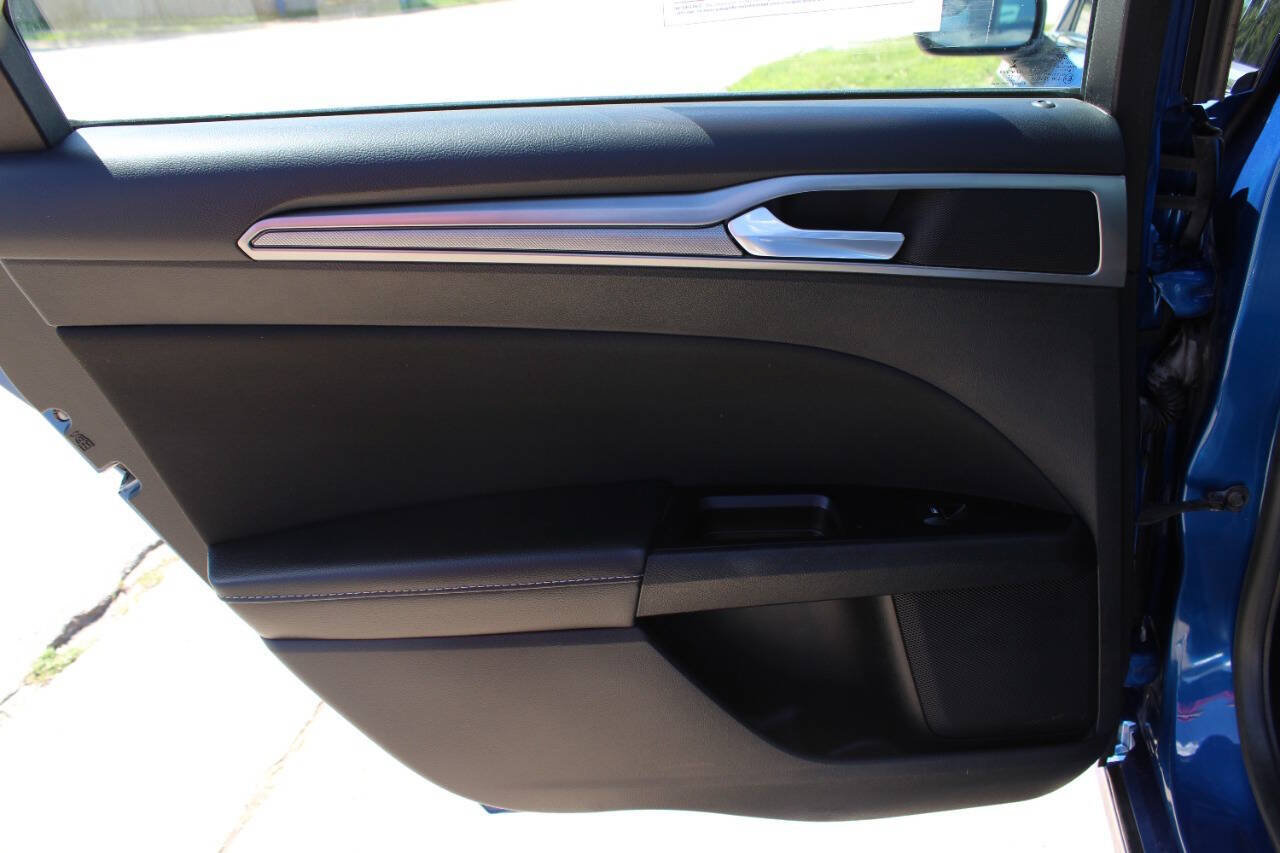 Used 2017 Ford Fusion SE w/ Fusion SE Technology Package FWD image 13
