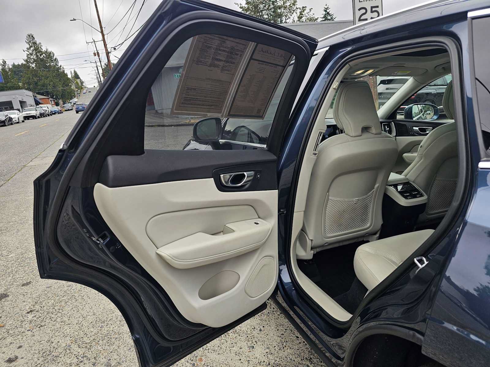 Used 2023 Volvo XC60 B6 Ultimate w/ Protection Package Premier AWD/4WD image 17