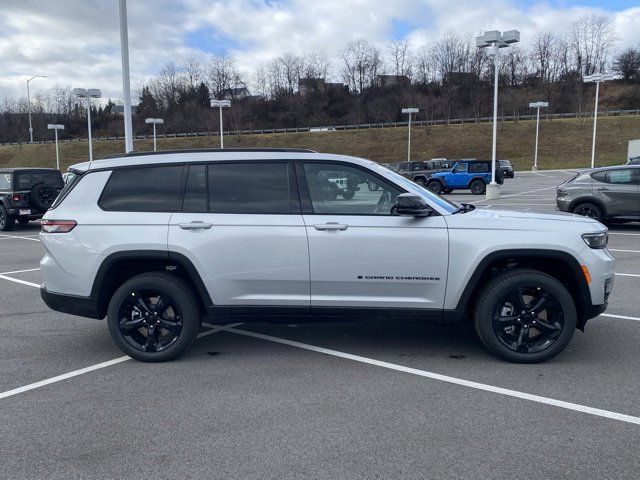 New 2025 Jeep Grand Cherokee L Limited w/ Black Appearance Package image 9