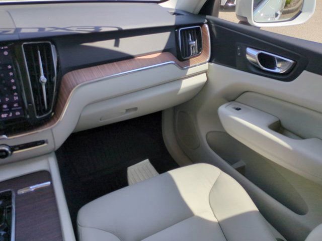 Used 2022 Volvo XC60 B5 Momentum w/ Advanced Package AWD/4WD image 15
