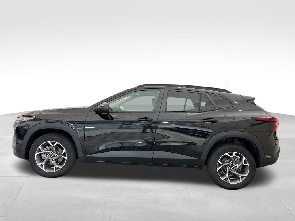 Used 2024 Chevrolet Trax LT w/ Driver Confidence Package FWD image 2