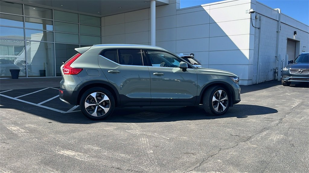 Certified 2025 Volvo XC40 B5 Plus image 2