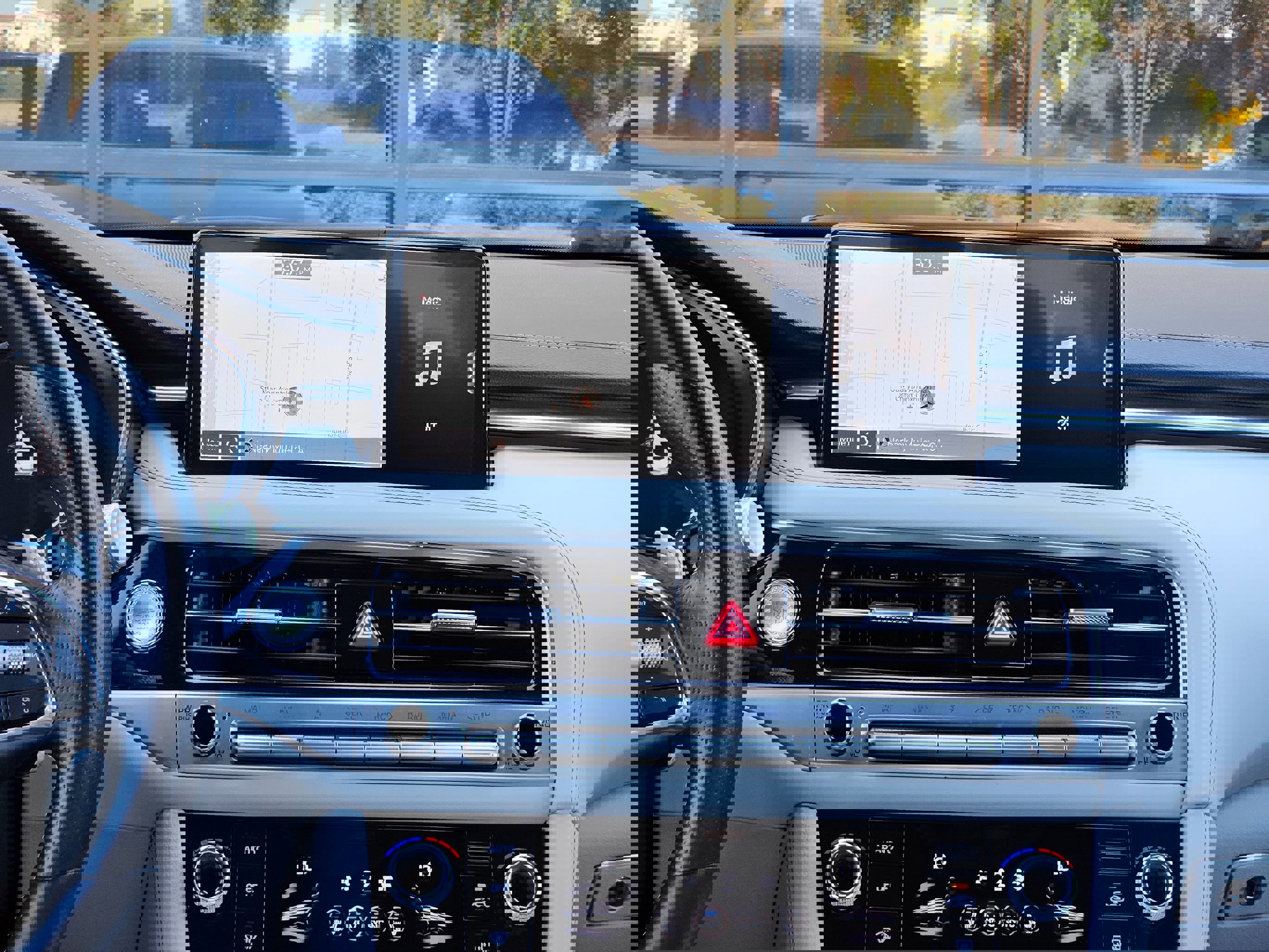 Used 2025 Genesis G70 2.5T image 25