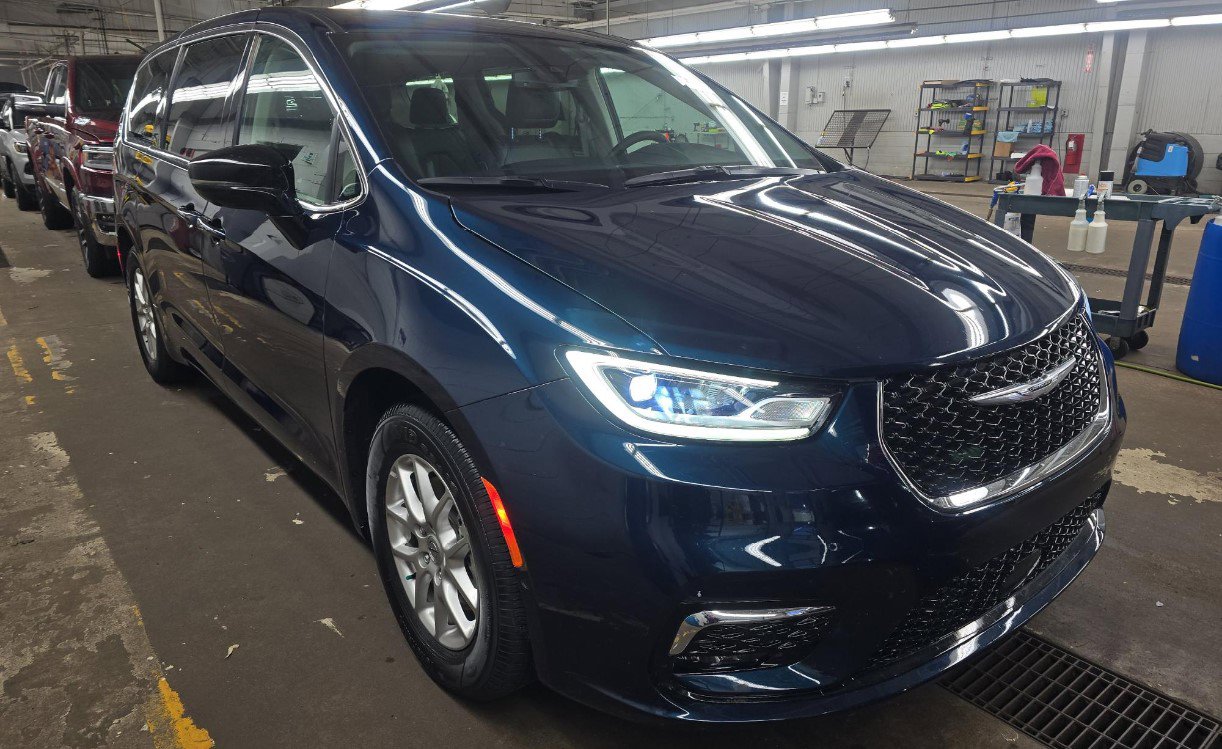 Used 2024 Chrysler Pacifica Touring-L w/ Uconnect Theater Family Group image 2