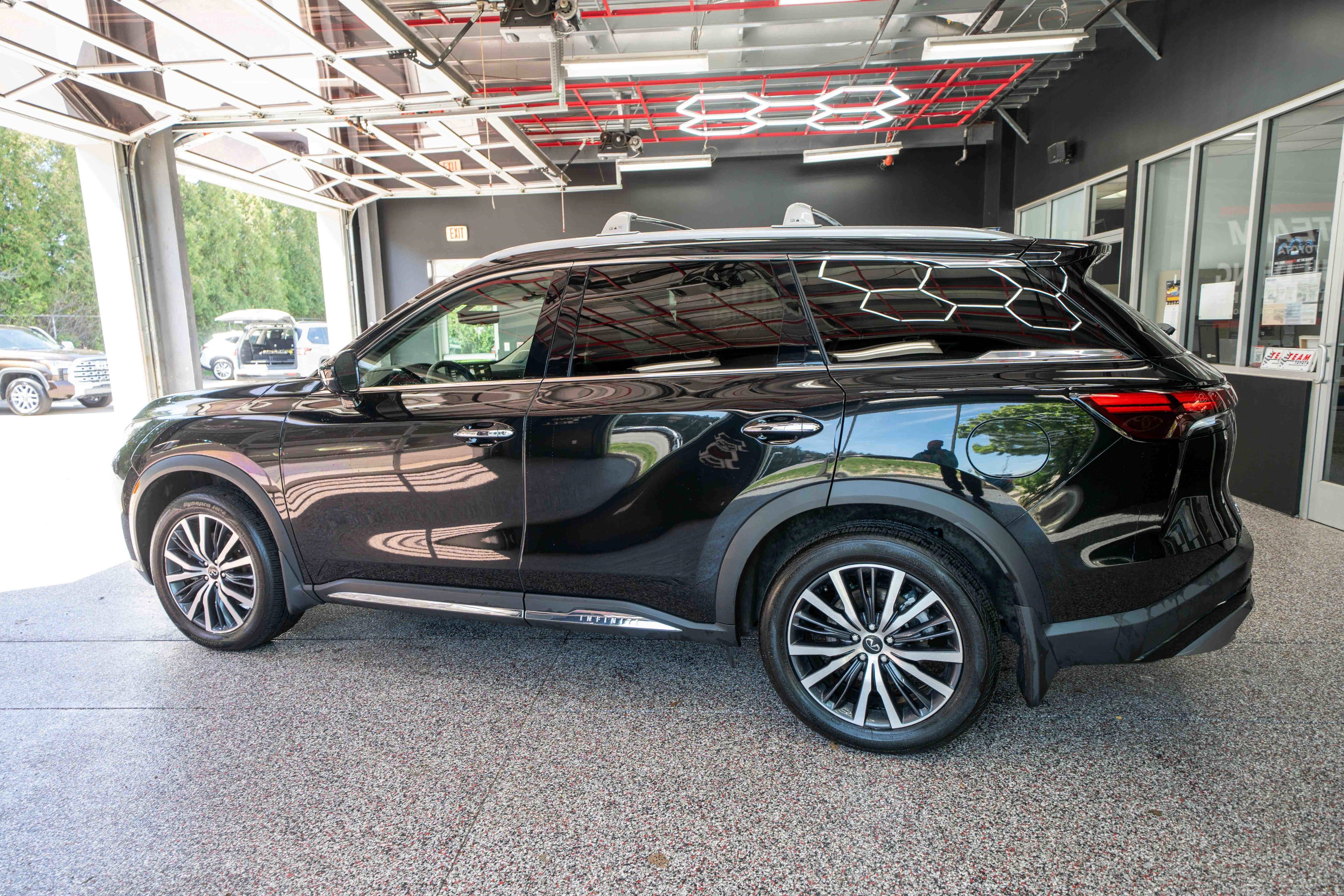 Used 2025 INFINITI QX60 Sensory w/ Vision Package image 2