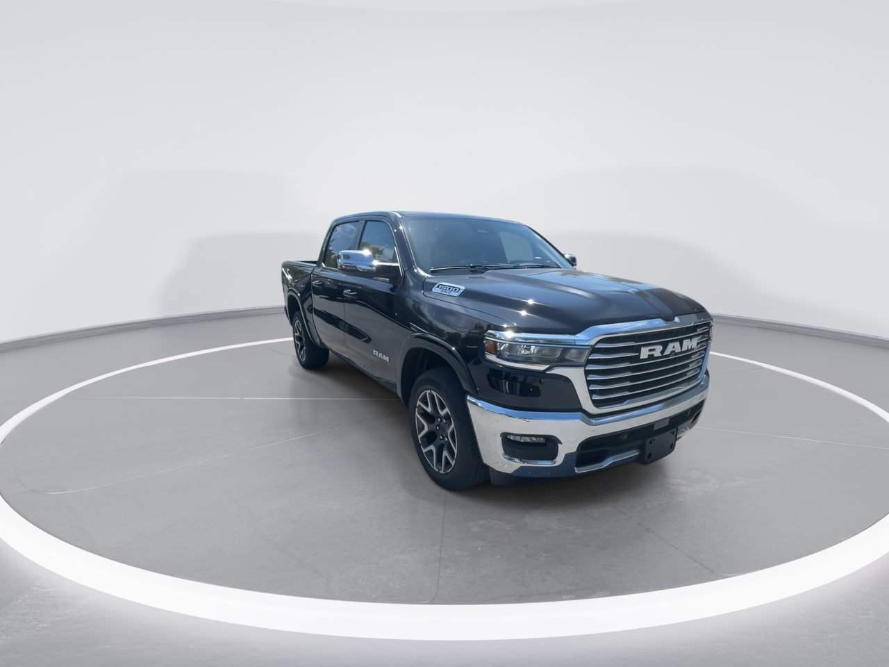 Used 2025 RAM 1500 Laramie AWD/4WD image 2