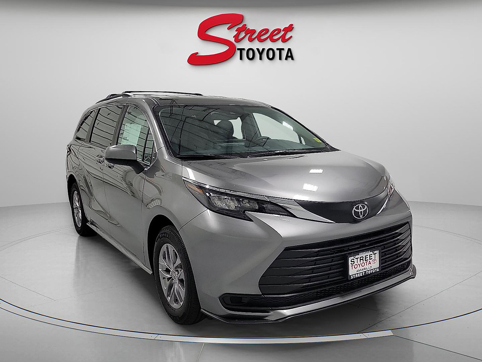 Used 2026 Toyota Sienna LE FWD image 5