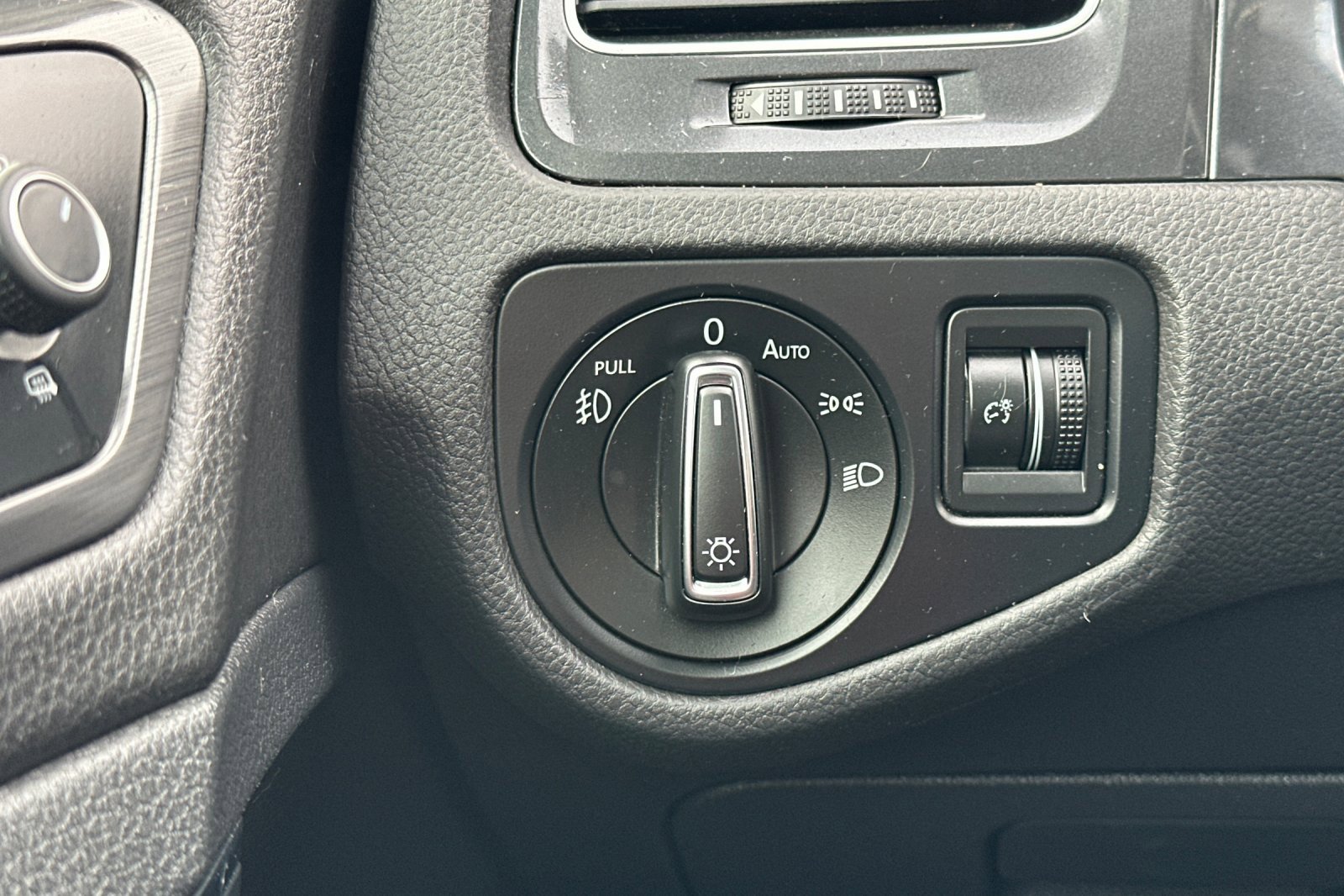 Used 2018 Volkswagen Golf SE image 29