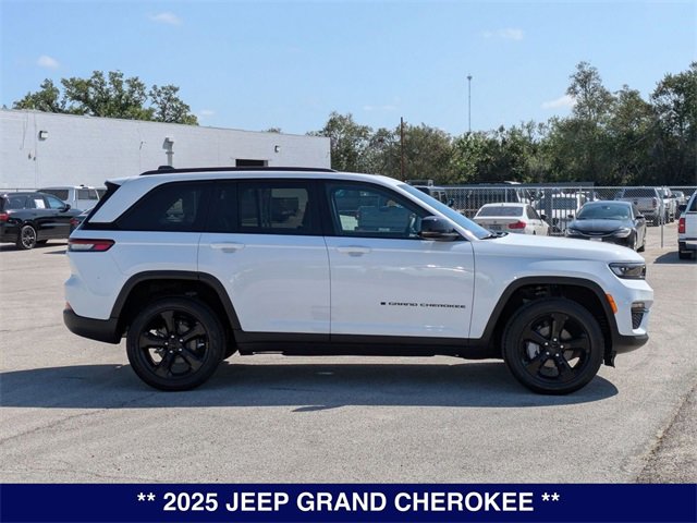New 2025 Jeep Grand Cherokee Limited w/ Black Appearance Package image 4