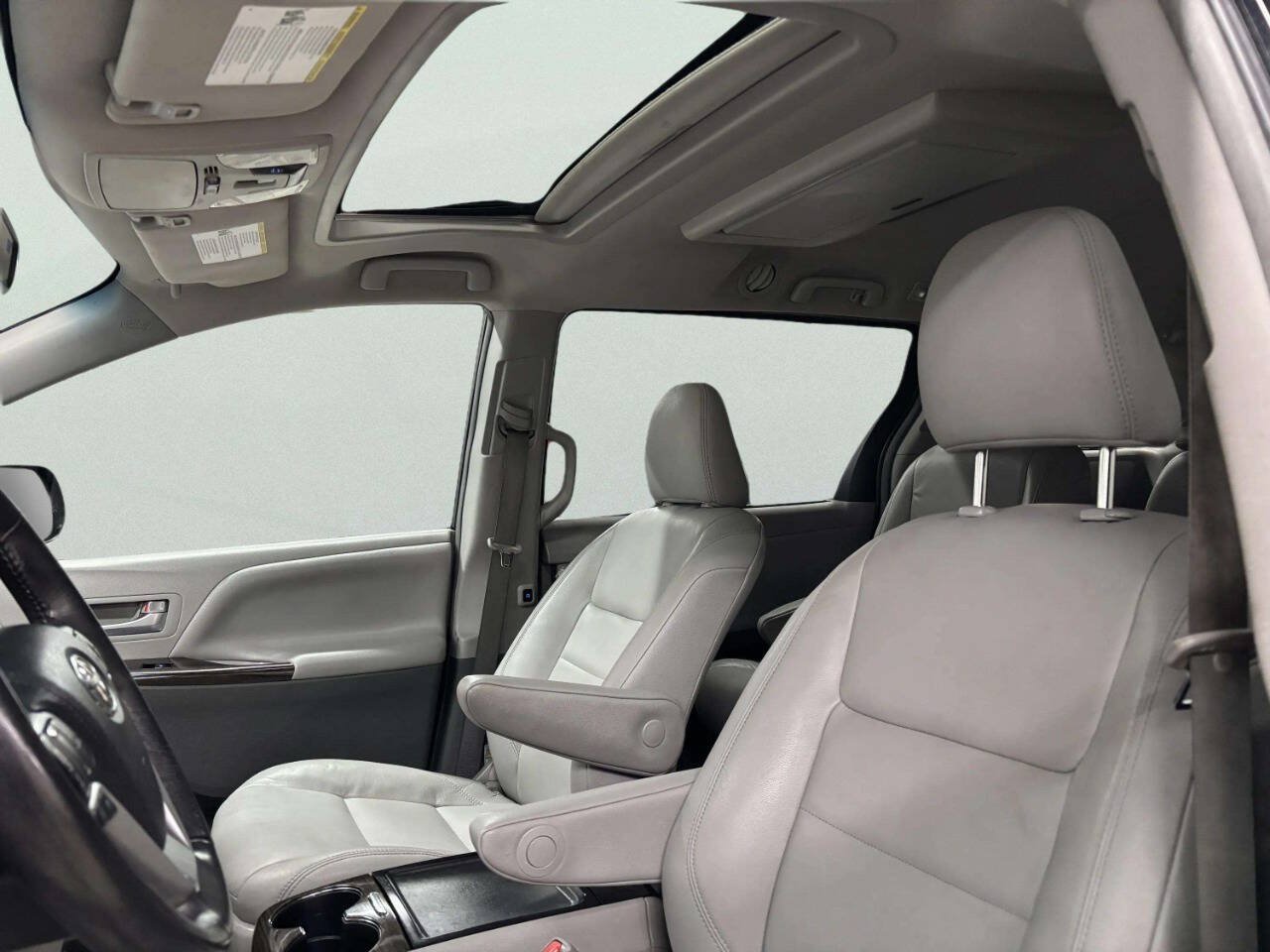 Used 2017 Toyota Sienna XLE Premium AWD/4WD image 17