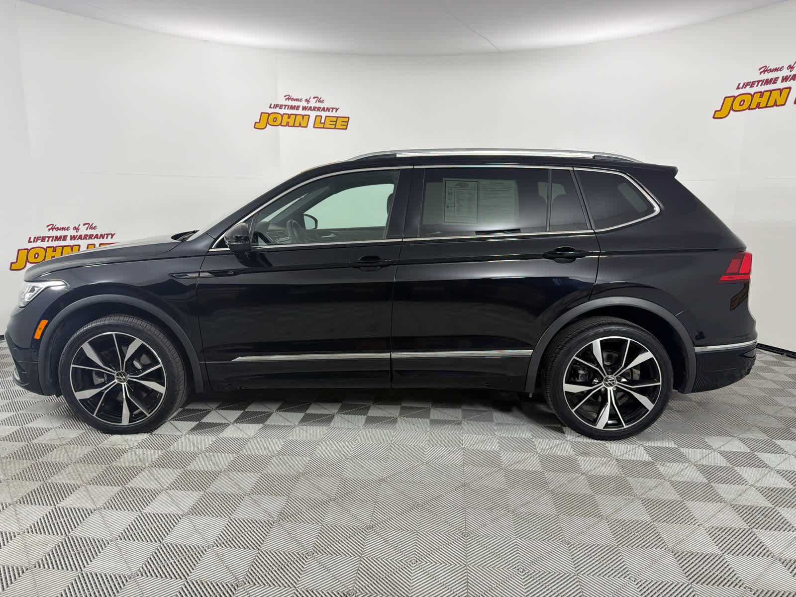 Used 2024 Volkswagen Tiguan SEL R-Line image 2