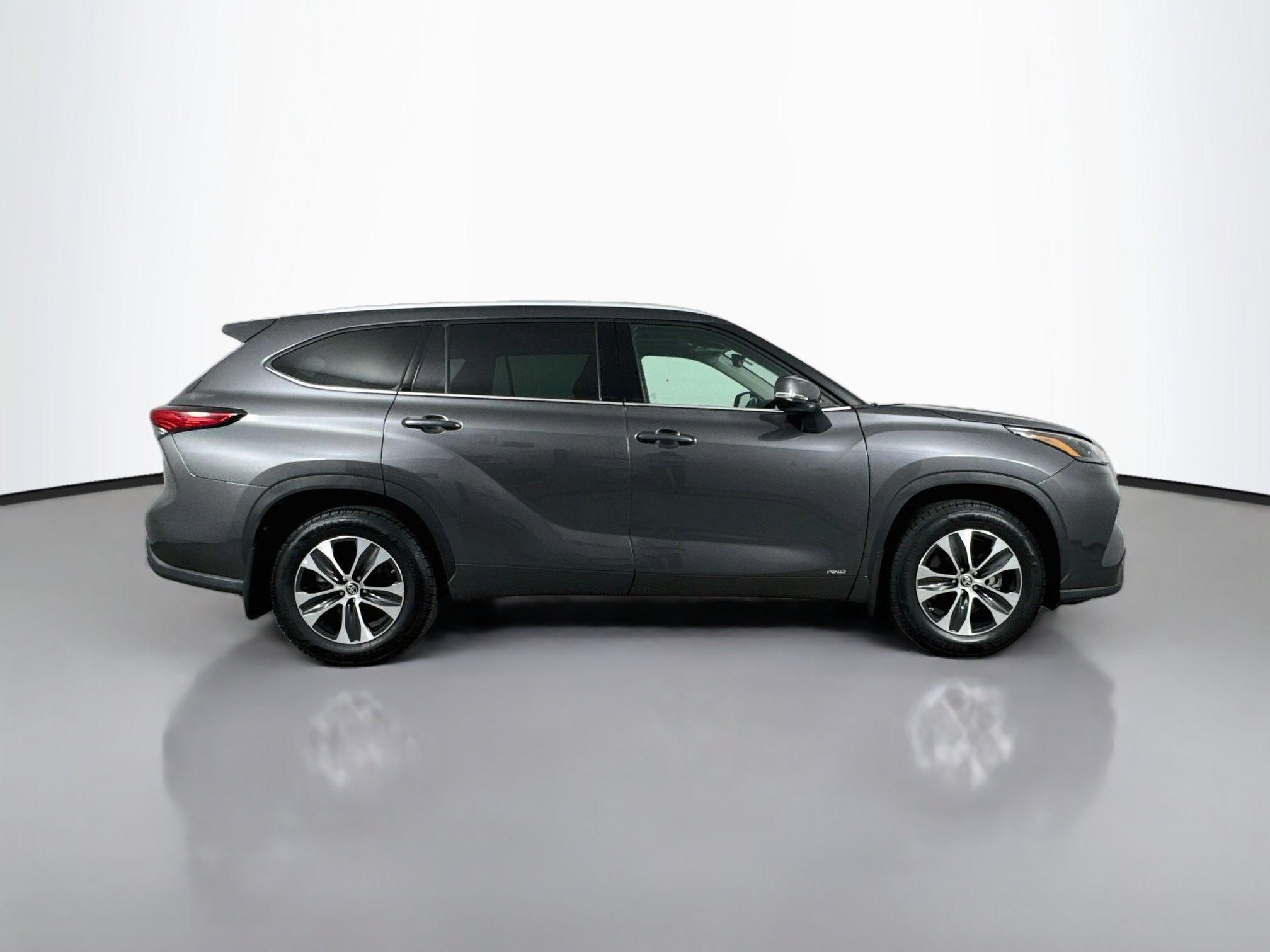 Used 2022 Toyota Highlander XLE AWD/4WD image 8