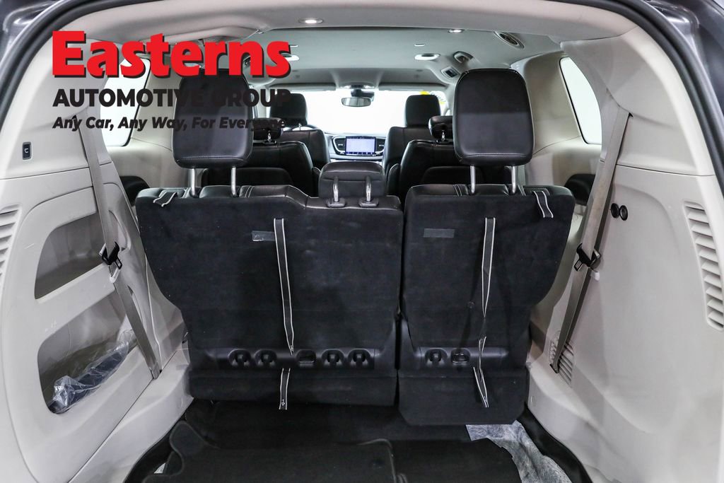 Used 2023 Chrysler Pacifica Touring-L image 9