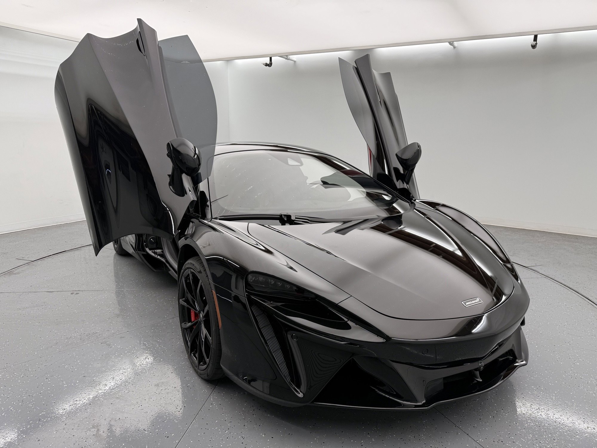 Used 2024 McLaren Artura image 1