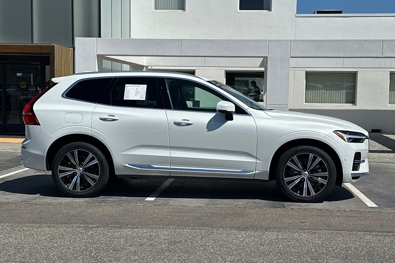 Certified 2023 Volvo XC60 T8 Plus AWD/4WD image 3