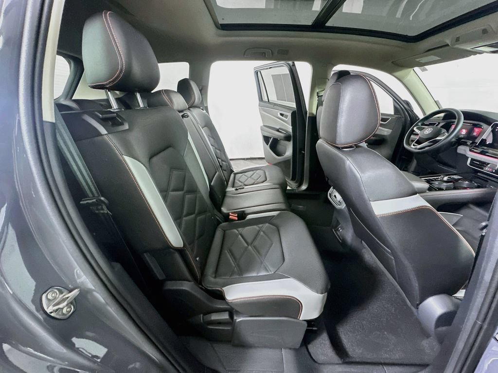 Used 2025 Volkswagen Atlas Peak Edition SE AWD/4WD image 11