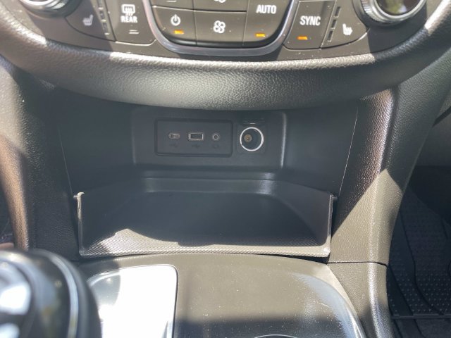 Used 2020 Chevrolet Equinox LT w/ Driver Convenience Package FWD image 18