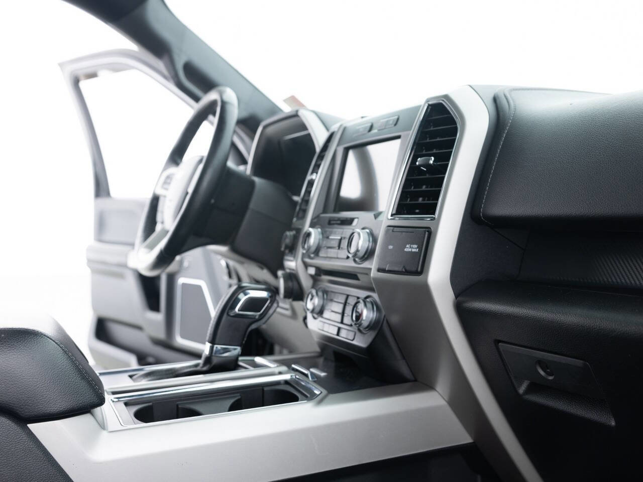 Used 2018 Ford F150 Lariat w/ Equipment Group 502A Luxury image 31