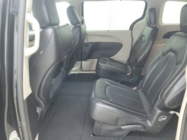 Used 2023 Chrysler Pacifica Touring-L FWD image 18