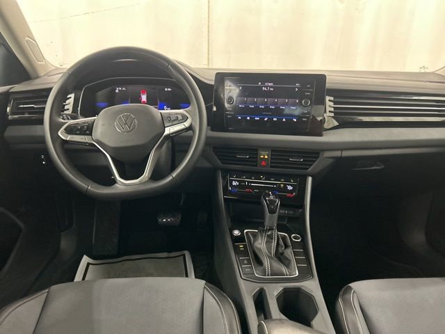 Used 2025 Volkswagen Jetta SE w/ Sunroof Package image 25