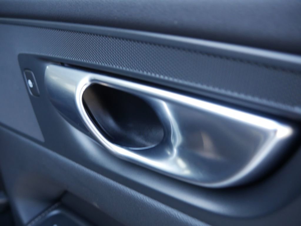 Used 2023 Volvo XC60 T8 Ultimate w/ Climate Package image 33