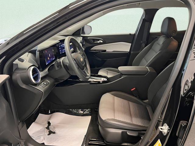 Certified 2025 Chevrolet Trax LT FWD image 27