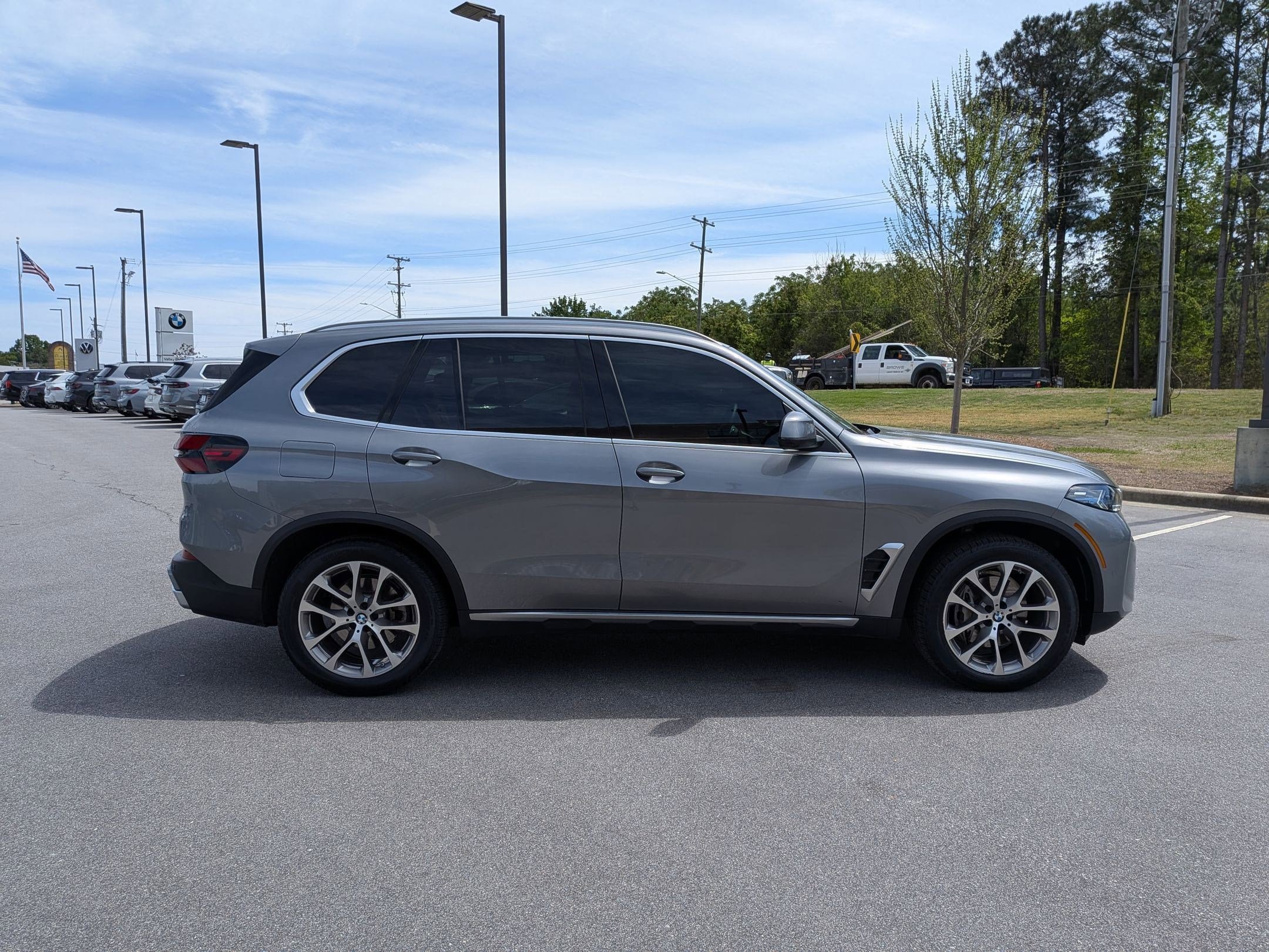Used 2024 BMW X5 xDrive40i w/ Premium Package AWD/4WD image 2