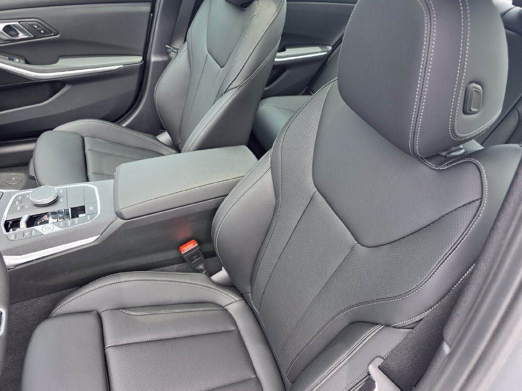 New 2026 BMW 330i Sedan w/ M Sport Package RWD image 9