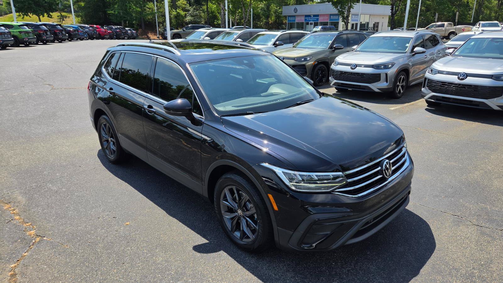 Certified 2023 Volkswagen Tiguan SE w/ Panoramic Sunroof Package FWD image 7