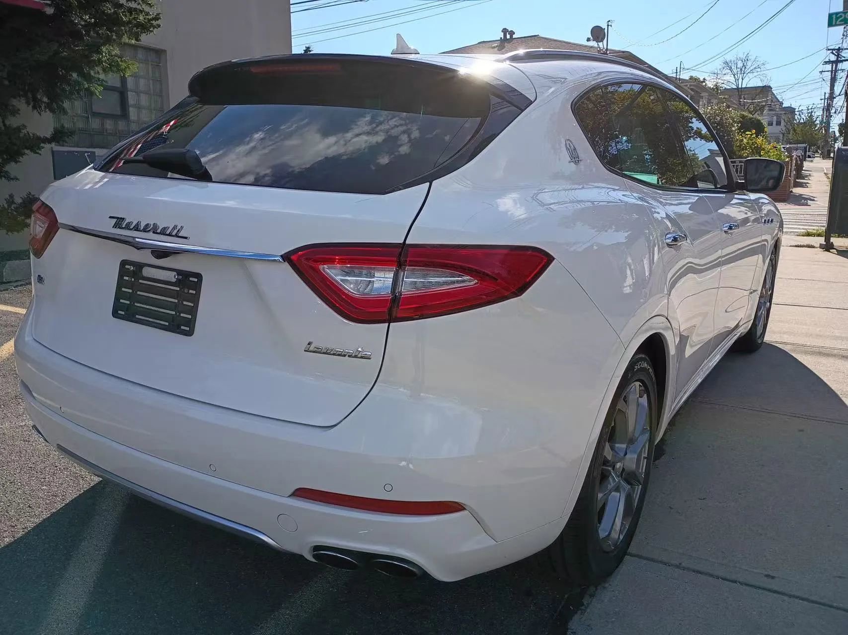 Used 2018 Maserati Levante GranLusso AWD/4WD image 6
