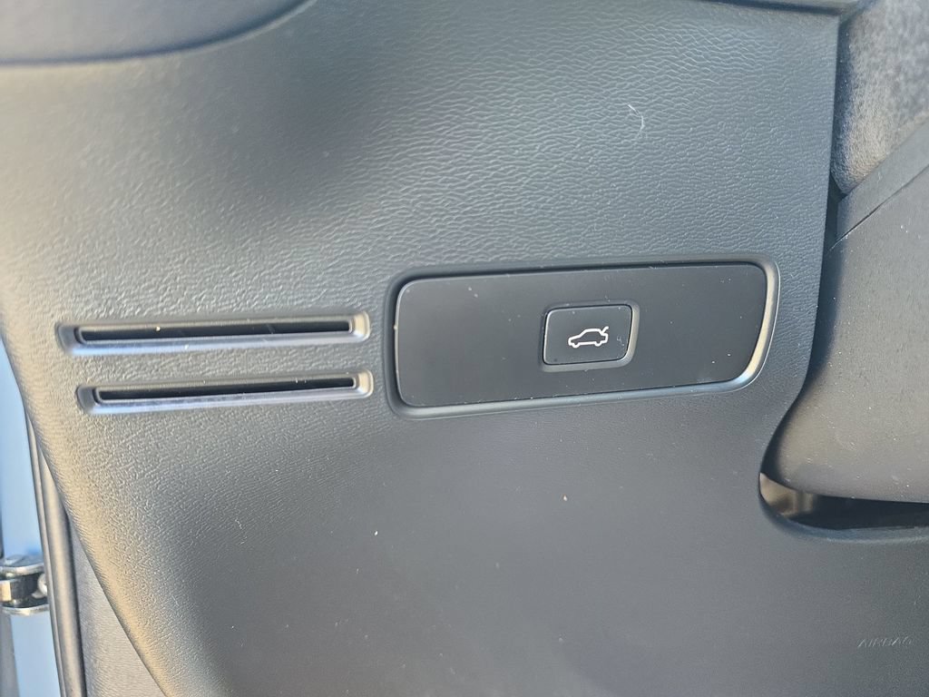 Used 2023 Volvo XC40 B4 Ultimate FWD image 26