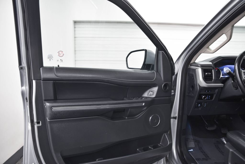 Used 2023 Ford Expedition XLT image 11